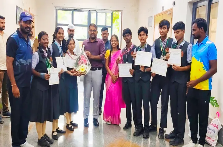 థాంగ్‌-టా విజేతలకు కలెక్టర్‌ అభినందన