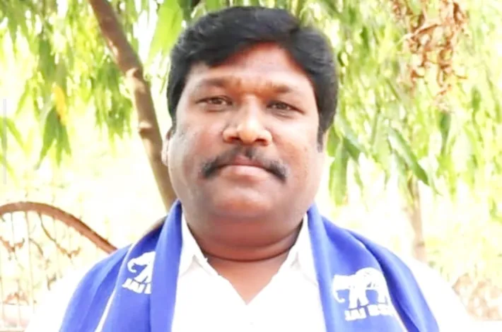 కుటుంబ సభ్యులకు ప్రభుత్వ ఉద్యోగం ఇవ్వాలి