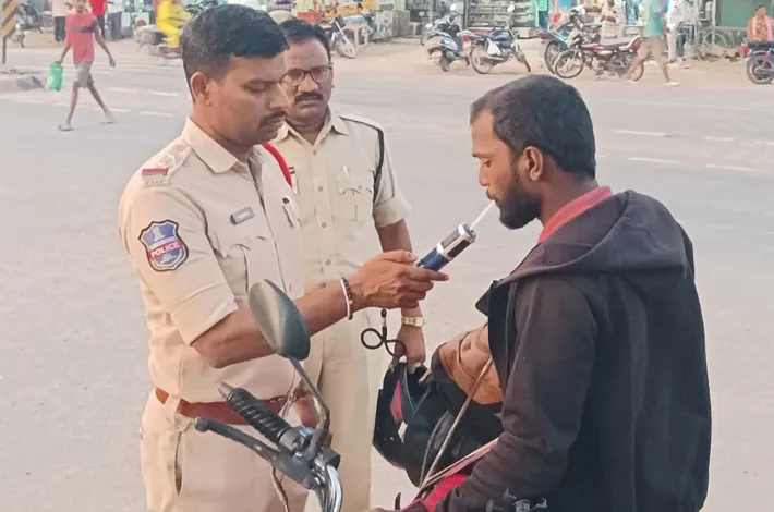 ట్రాఫిక్ నిబంధనలను ఉల్లంఘిస్తే కఠిన చర్యలు: వాడపల్లి ఎస్ఐ ఎన్.ధర్మ 