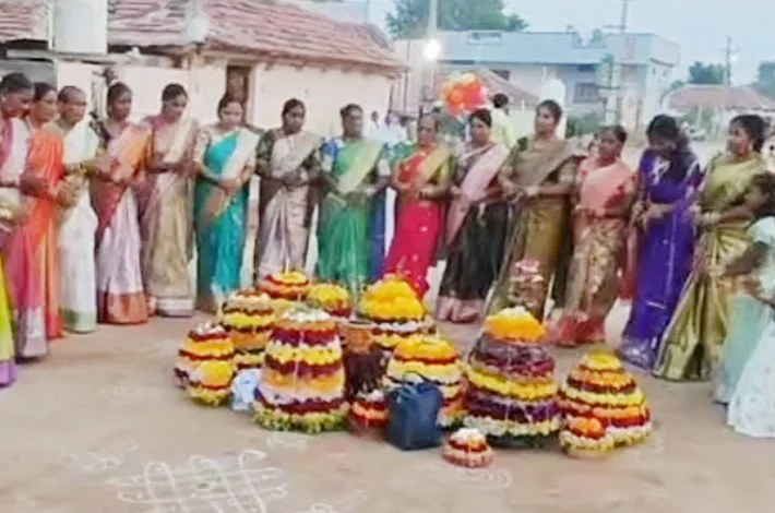 పది రోజుల.. పూల పండుగ