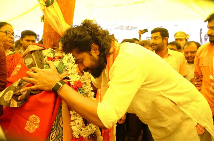 మేడారం సమ్మక్క సారలమ్మ దేవతలకు ప్యారడైజ్ టీమ్ పూజలు...