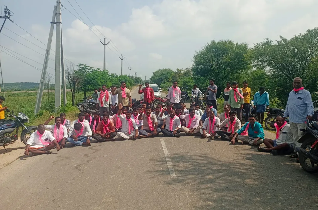 విద్యుత్ స్టేషన్ ముట్టడించిన బీఆర్ఎస్ నాయకులు