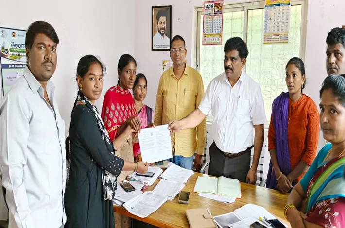పోలింగ్ కేంద్రాలను పరిశీలించిన అదనపు కలెక్టర్ 