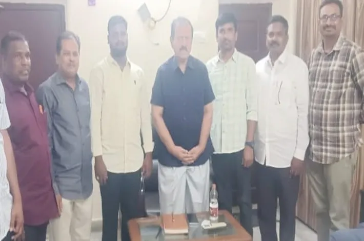 కేంద్ర మాజీ మంత్రి కలిసిన కాంగ్రెస్ నేతలు 