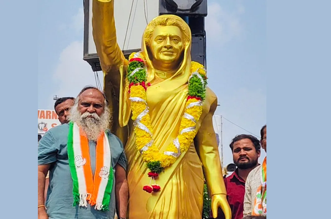 దేశంలో పేదవాళ్లకు భూములు పంచిన ఘనత ఇందిరమ్మదే