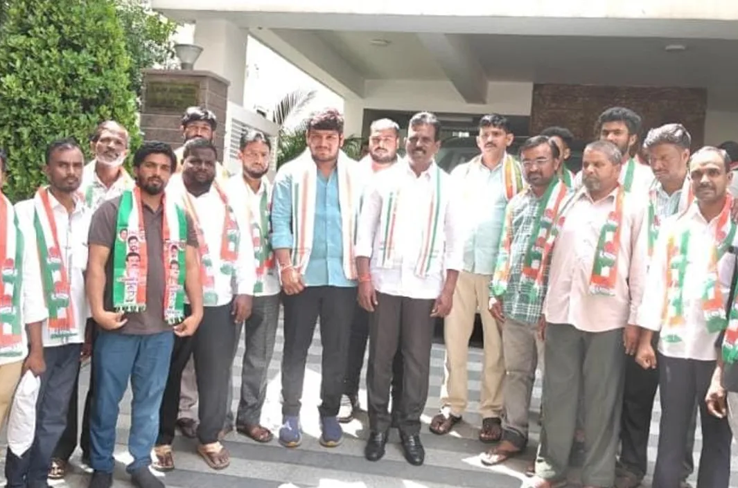 కాంగ్రెస్ పార్టీలో చేరిన బీజేపీ, బీఆర్ఎస్ నాయకులు