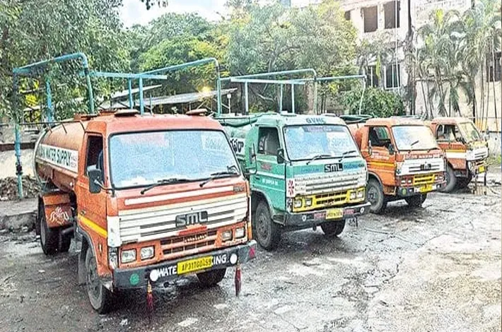 గ్రామాలకు కష్టాలు.. పరిశ్రమలకు ట్యాంకర్లు