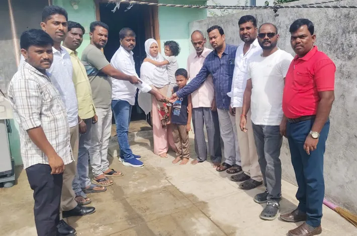 మిత్రుని కుటుంబానికి  ఆర్థిక సాయం