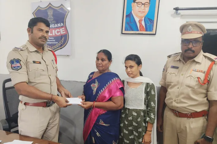 రిటైర్డ్ హోంగార్డు కుటుంబానికి పోలీసుల ఆర్థిక చేయూత