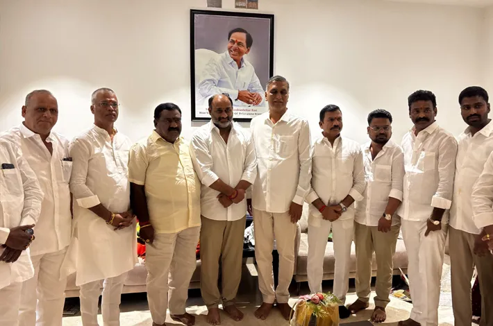 హరీష్ రావు, ఎర్రోళ్ల శ్రీనివాస్‌లను కలిసిన ఆదర్శ్ రెడ్డి