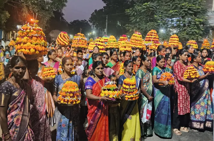 మండలం లో బతుకమ్మల నిమజ్జన వేడుకలు