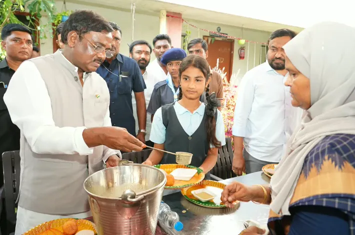 విద్యార్థుల సంక్షేమంలో భాగంగా సి.ఎం. బ్రేక్ ఫాస్ట్ పథకం అమలు