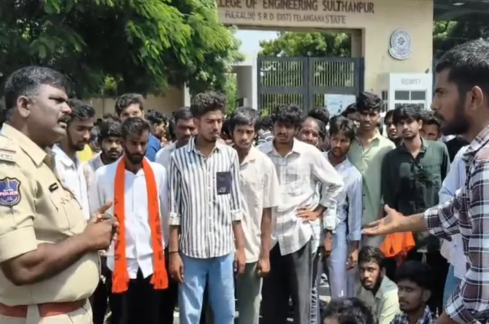 జాతీయ రహదారిపై విద్యార్థుల ధర్నా 