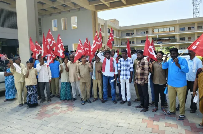 కలెక్టరేట్‌ ఎదుట జిపి వర్కర్ల ధర్నా
