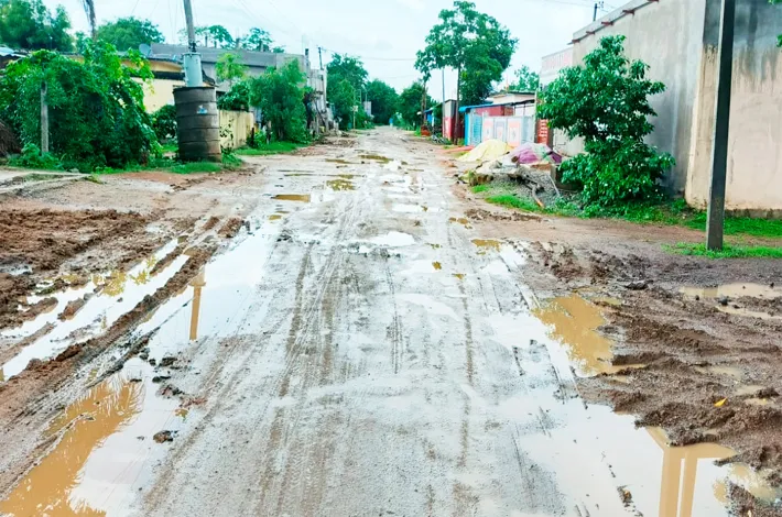 గుంతలమయమైన రోడ్డు.. అవస్థల్లో ప్రజలు..