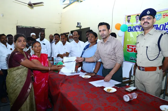 ఇందిరమ్మ ఇండ్ల మంజూరు పత్రాల పంపిణీ...