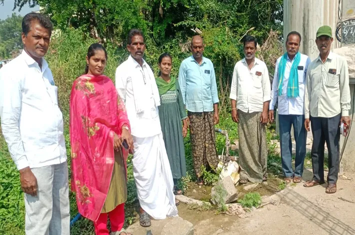 బోరుబావుల వద్ద ఇంకుడు గుంతల నిర్మాణానికి శ్రీకారం