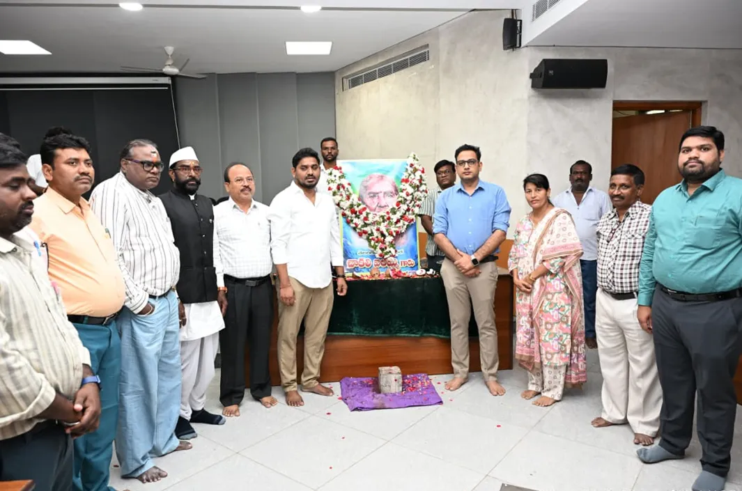 చాకలి ఐలమ్మ నివాళులర్పించిన అదనపు కలెక్టర్ 