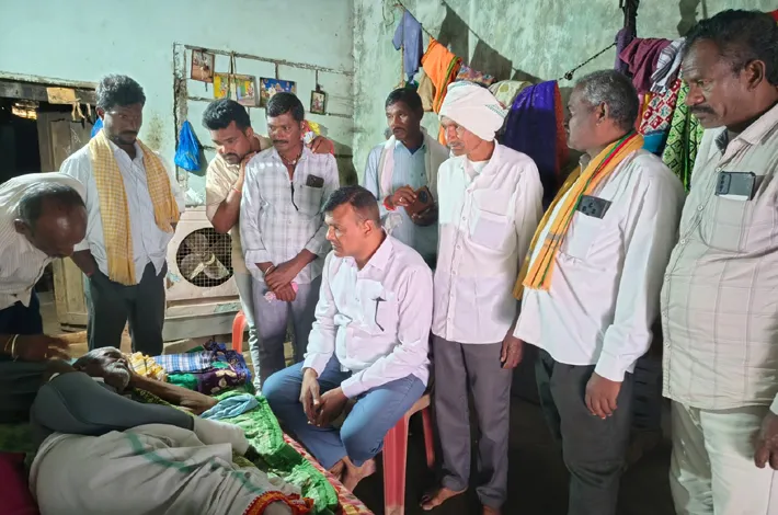 బాధితుడిని పరామర్శించిన మైనార్టీ జిల్లా అధ్యక్షుడు అర్షద్‌ హుసేన్‌