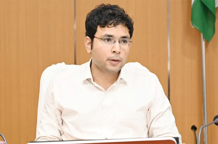 భూముల రీ సర్వే వేగం చేయాలి